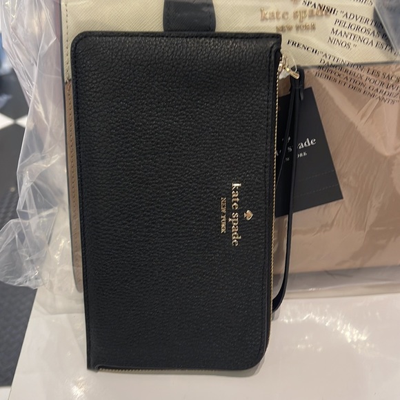Kate Spade Medium Lucy L-Zip Wristlet Pebble Leather 
COLOR:
Black 
NWT - Picture 2 of 16